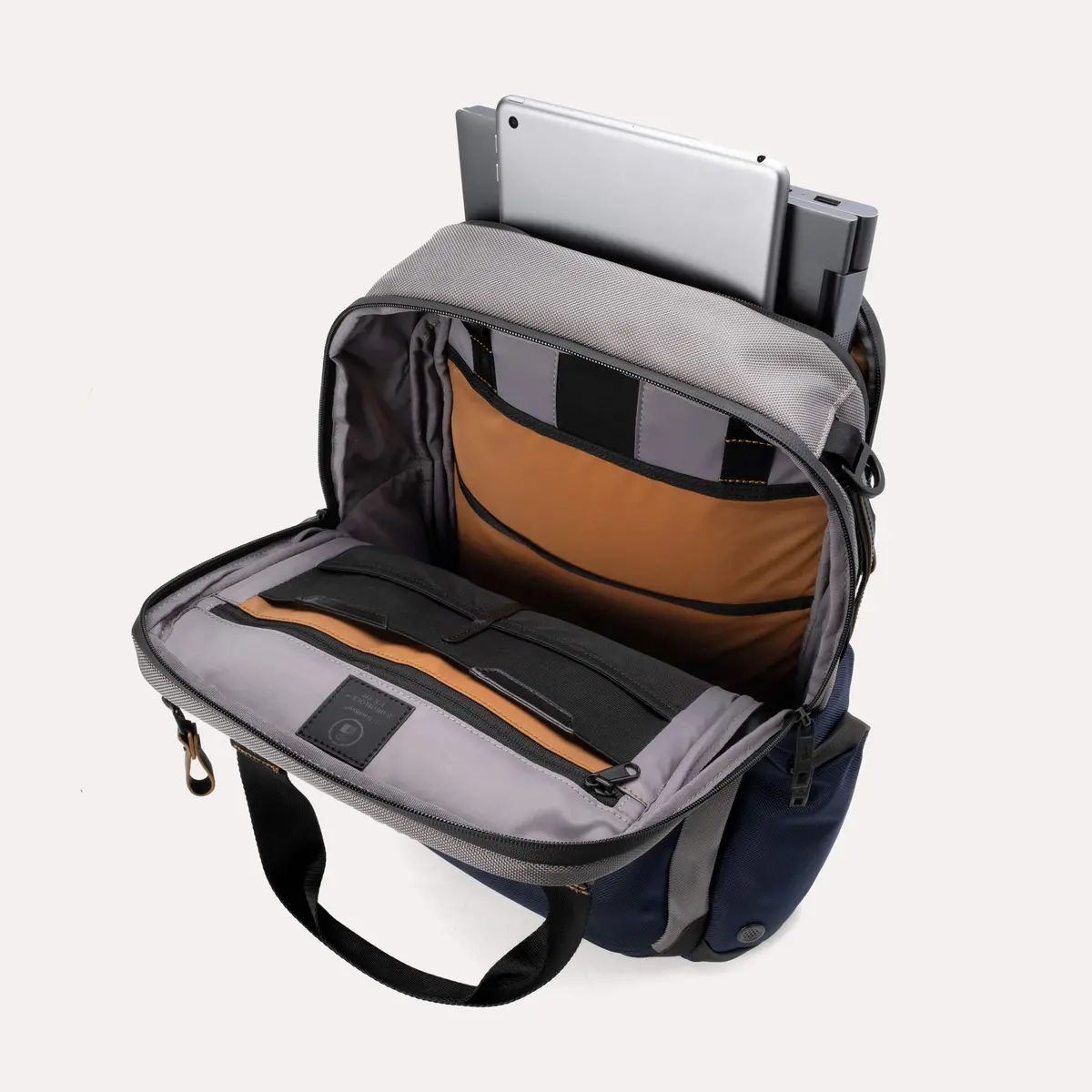Travelpro® Altitude™ Medium Expandable Laptop Backpack 25-30L (43 X 37 X 22 Cm) 2