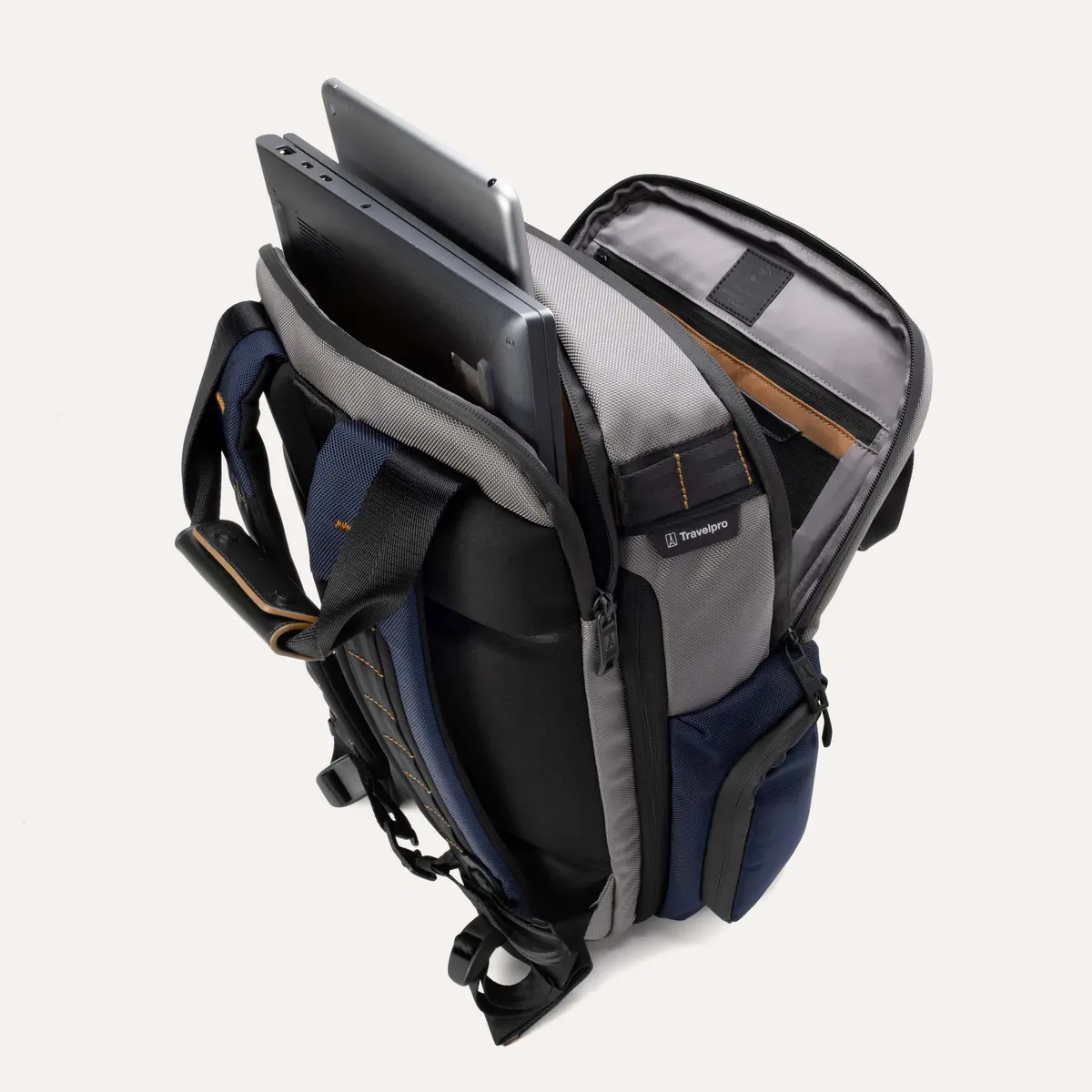Travelpro® Altitude™ Medium Expandable Laptop Backpack 25-30L (43 X 37 X 22 Cm) 3