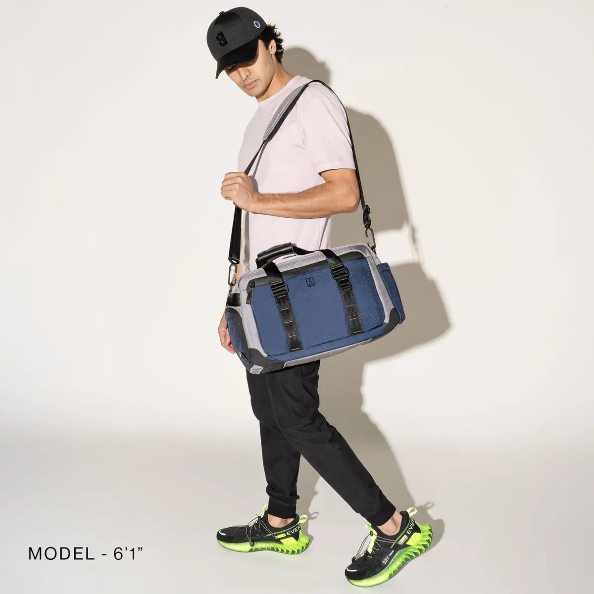 Travelpro® Altitude™ Day-To-Day Duffel (28 X 43 X 20 Cm) 4