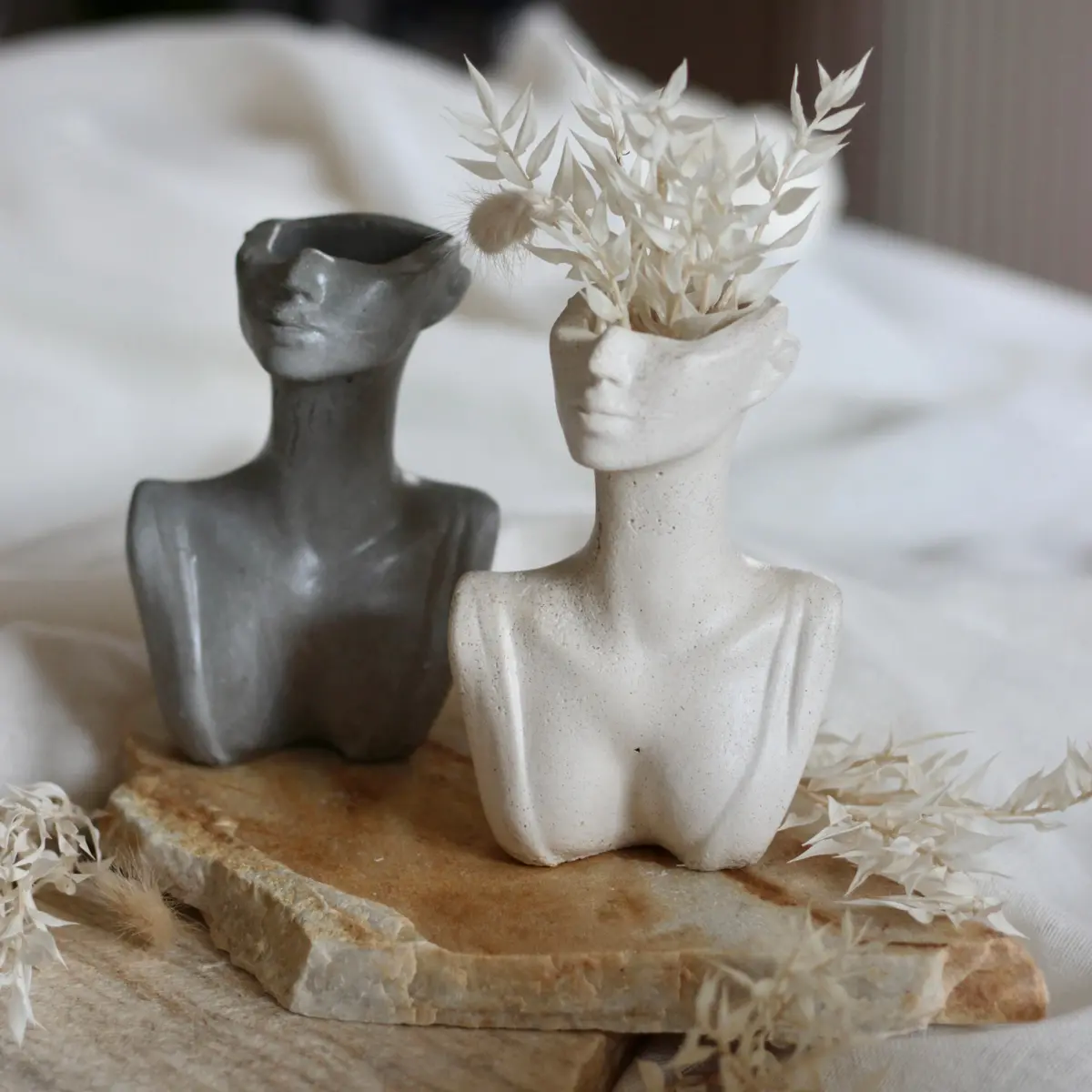 Betonvase; Frau; Körper; 
Trockenblumenvase „Lady Grey“ 1