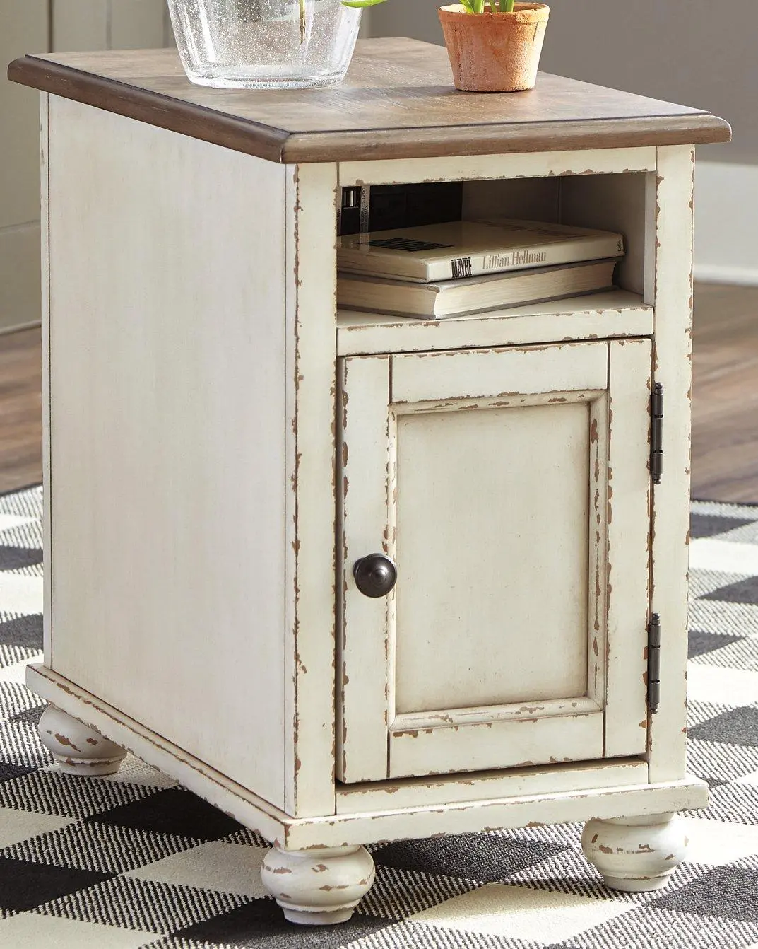 Realyn Chairside End Table 2