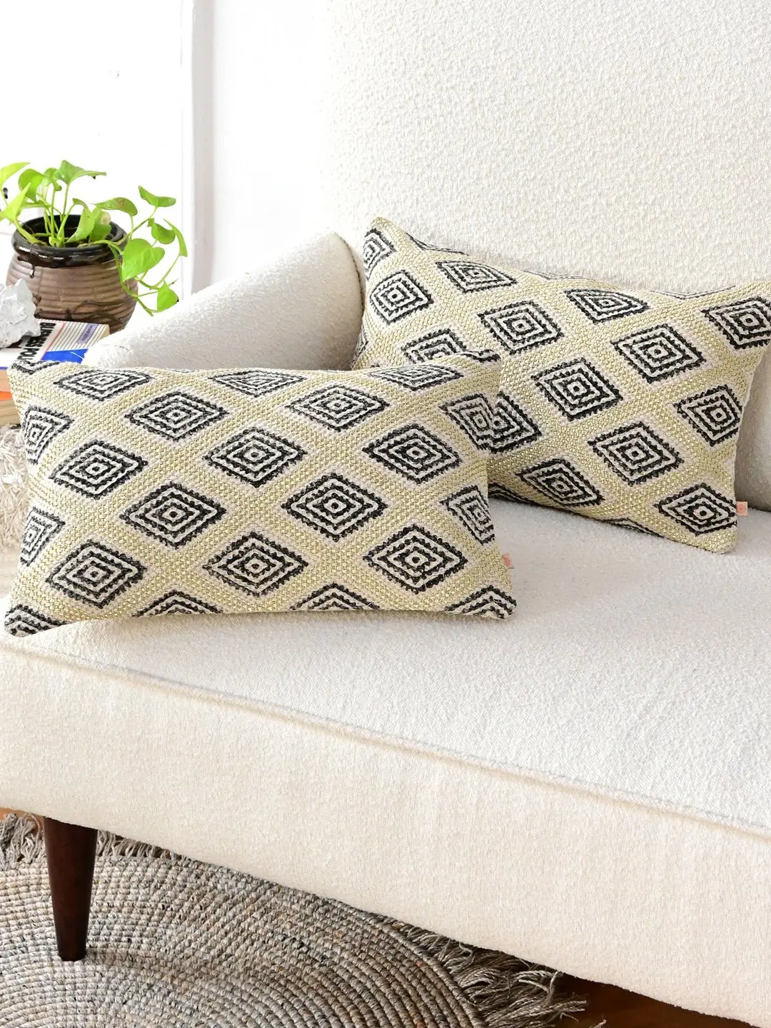 Daffy-Lumbar Cushion Cover 1