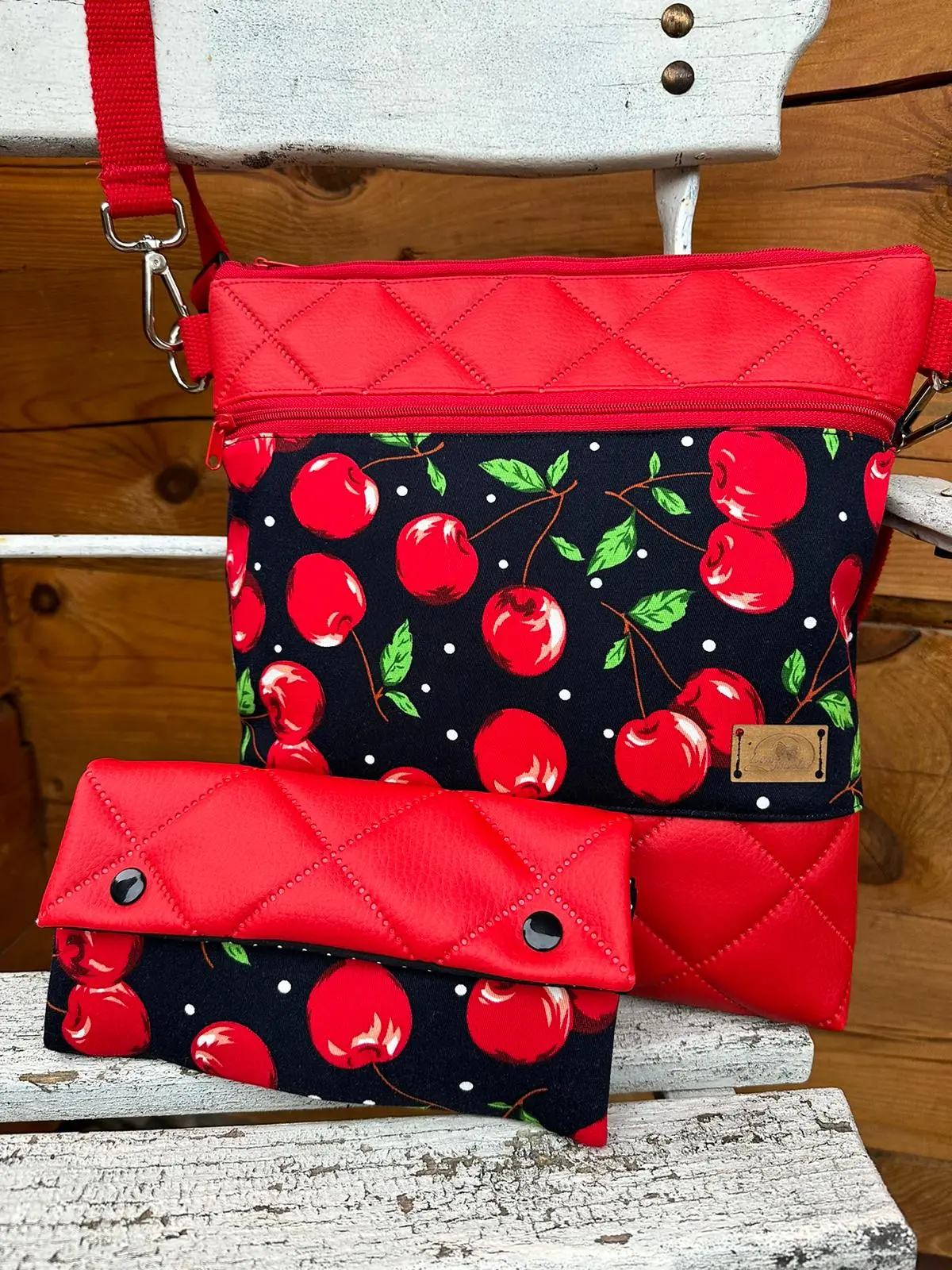 Schultertasche Rot Kirschen Gesteppt 1