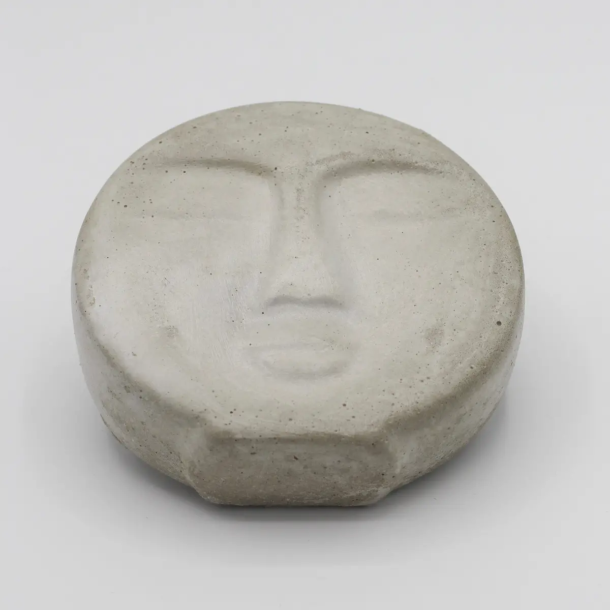 Beton „Mondgesicht“ 1