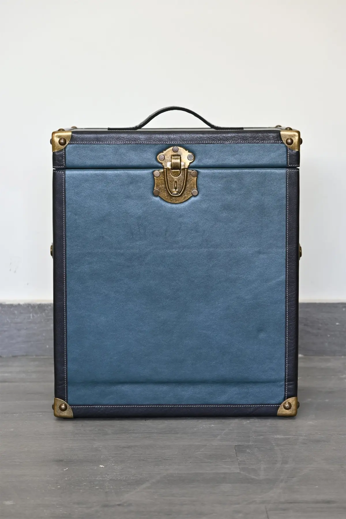 Averill - Portable Leather Bar 1